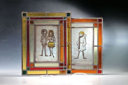 两扇彩色玻璃窗，20 世纪，中间为人物画，分别为吸烟女孩和情侣，尺寸分别约为 41 x 32 厘米和