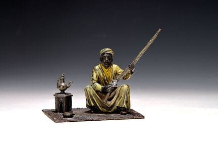 Gran jarra de bronce vienesa, firmada, con una fig