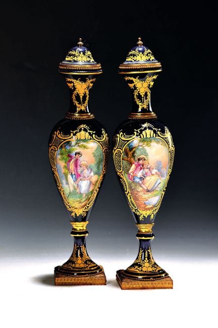 Paire de vases décoratifs, France, vers 1890, porc