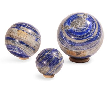 UN GRUPPO DI TRE SFERE DI LAPIS LAZULI LUCIDATE DI