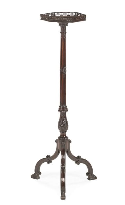 UN TORCHERE IN MOGANO DELL’EPOCA DI GIORGIO III, N