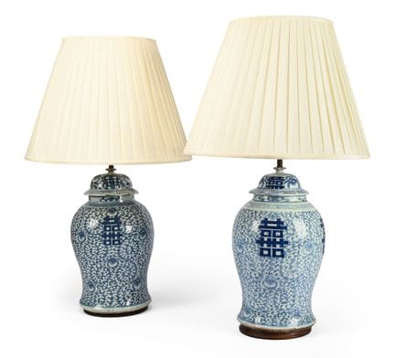 UN GRANDE COPPIO DI LAMPADE DA TAVOLO IN PORCELLAN