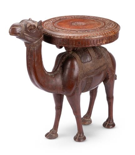 一件英印风格的雕花柚木边几，造型为骆驼，约1900年，高62厘米，宽56厘米，深37.5厘米