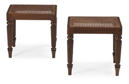 COPPIA DI SGABELLI IN MOGANO IN STILE REGENCY, ATT