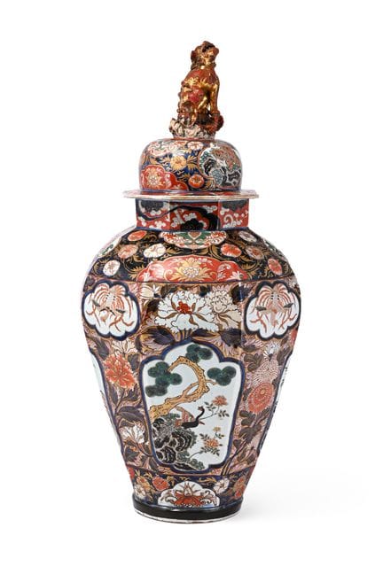 UN GRANDE VASO GIAPPONESE DI ARITA CON COPERCHIO, 