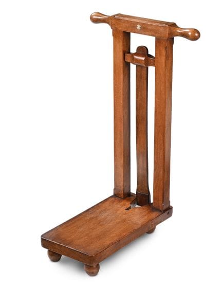 UN ESTRATTORE PER STIVALI IN FAGGIO E LEGNO DA FRU