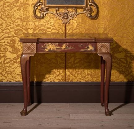 UN PREGIOSO TAVOLINO DA GIOCO PIEGHEVOLE DELL’EPOC