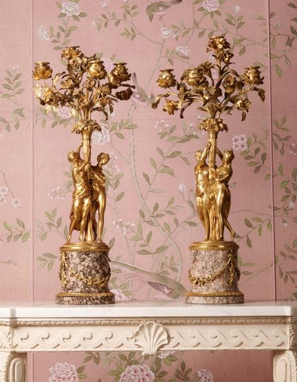 COPPIA DI CANDELABRI FRANCESI IN ORMOLU A QUATTRO 