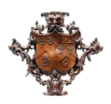 CARTUCCIO ARALDICO IN NOCE INTAGLIATO DELL'EPOCA D