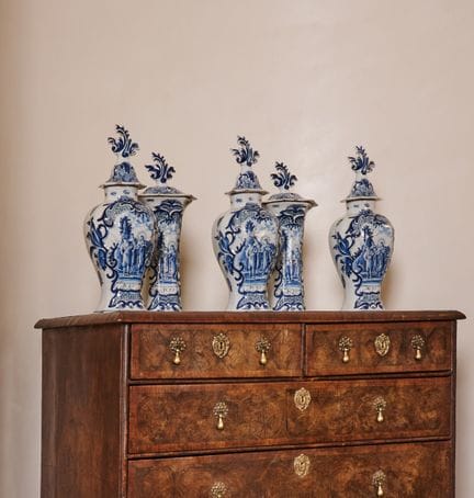 SERIE DI CINQUE VASI OLANDESI IN STILE DELFT, BLU 