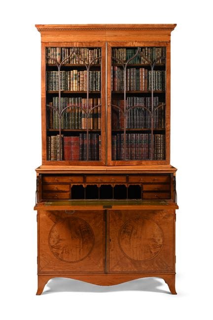 Una segretaria-libreria in legno satinato e con fa
