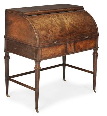 MESA DE ESCRITORIO DE CAOBA DE LA ÉPOCA DE JORGE I
