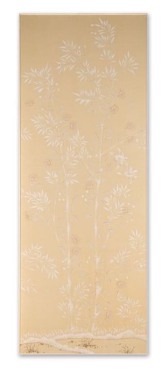 一幅“波特曼”中式风格图案挂画，由德·古尔内（De Gournay）工坊手工绘制于缎面灰色染色丝绸纸