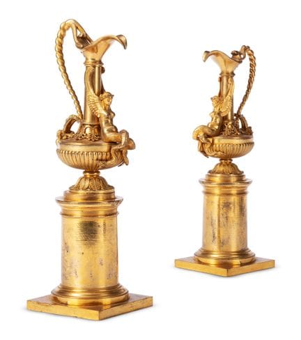 UN PAR DE JARRAS DE BRONCE DORADO DE ESTILO LUIS X