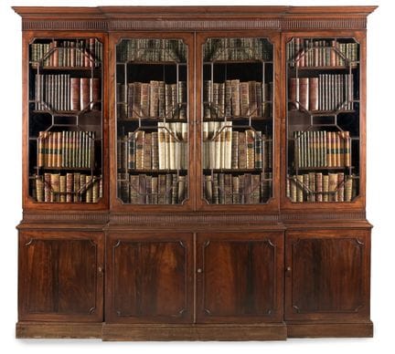 LIBRERIA IN MOGANO CON FRONTE SCALFITTO IN STILE G