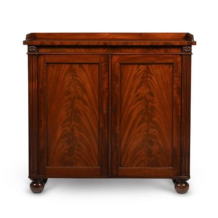 CABINET DI GEORGE IV IN MOGANO DI GILLOWS, CIRCA 1