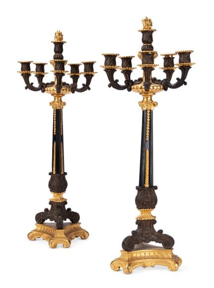 PAR DE CANDELABROS DE BRONCE DORADO Y PATINADO CON
