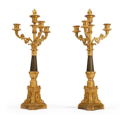 UN PAR DE CANDELABROS FRANCESES DORADOS Y PATINADO