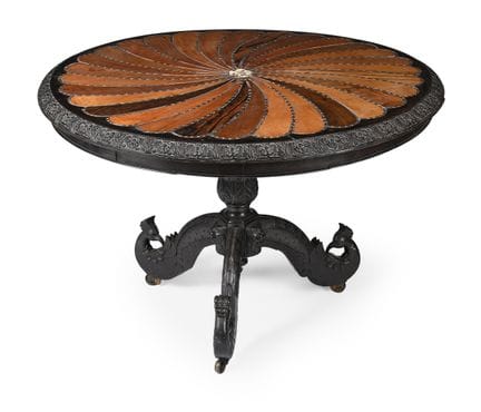 Y TABLE DE SALON EN ÉBÈNE DE CÉYLAN ET BOIS RARES,