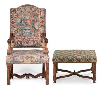 Un fauteuil Louis XIV en noyer, rembourré et orné 