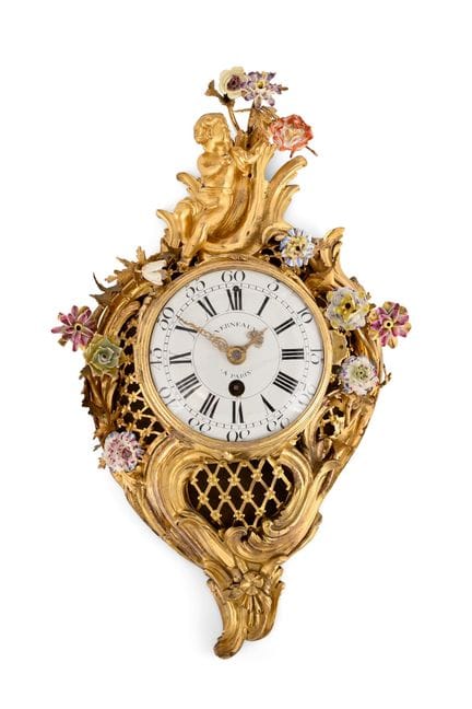 HORLOGE À CARTEL DE STYLE LOUIS XV EN BRONZE DORÉ 