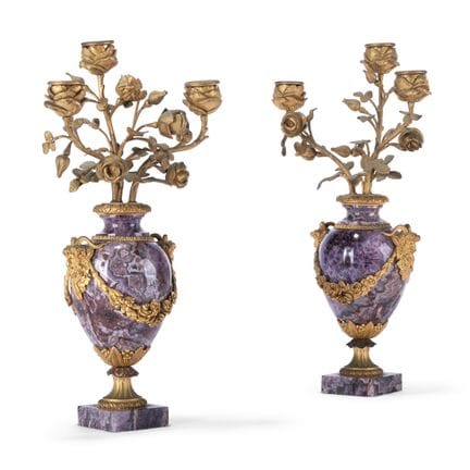 PAIRE DE CHANDELIERS À TROIS BRANCHES EN AMÉTHYSTE
