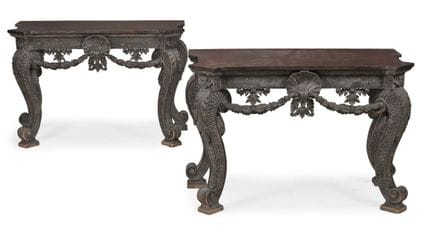 PAIRE DE CONSOLES EN BOIS SCULPTÉ ET ÉBONISÉ, DE S