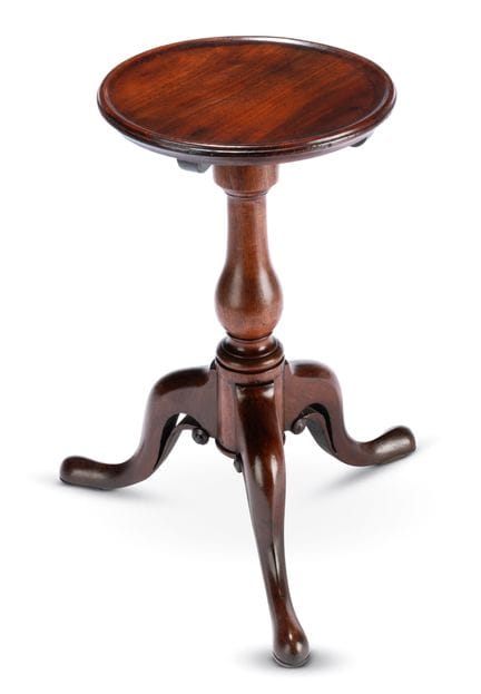 UN CHANDELIER EN ACAJOU DE GEORGE II HORS DU COMMU