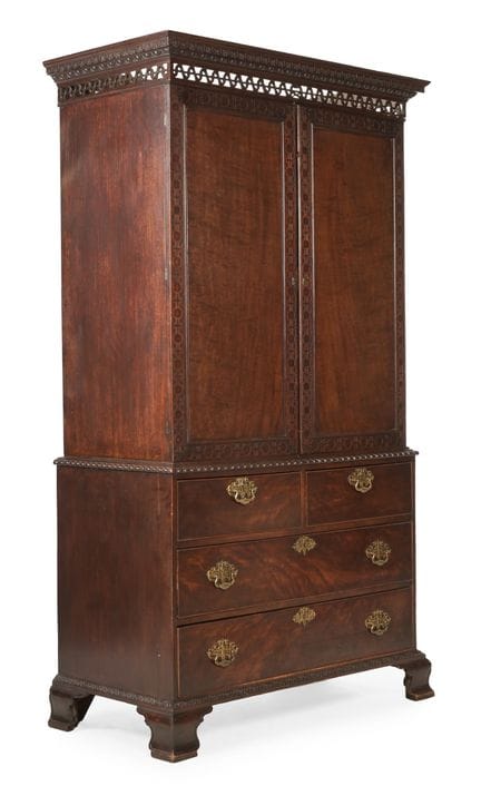 UNE MAGNIFIQUE ARMOIRE À LINGE DE L'ÉPOQUE DE GEOR