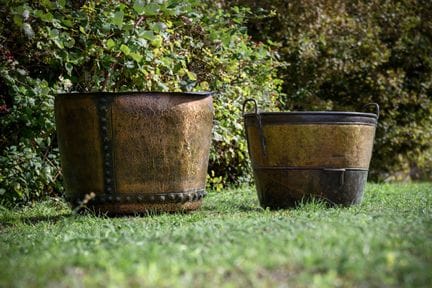 DUE GRANDI CONTENITORI DA GIARDINO IN METALLO O FI