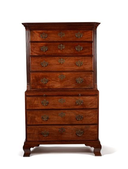 COMMODE EN ACAJOU DE L'ÉPOQUE DE GEORGE III, VERS 