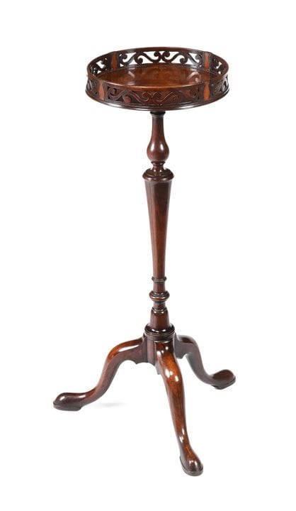 TABLE À VIN À TROIS PIEDS EN ACAJOU DE L'ÉPOQUE DE