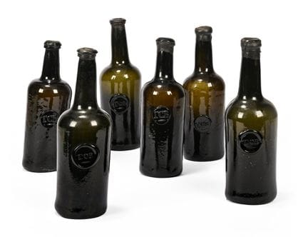 ENSEMBLE DE SIX BOUTEILLES À VIN EN VERRE VERT DE 