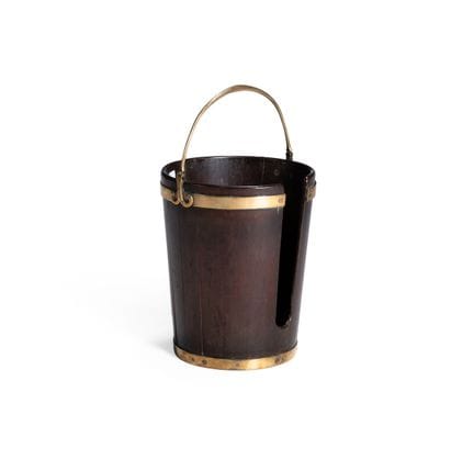 UN SEAU À ASSIETTES DE L'ÉPOQUE DE GEORGE III, EN 