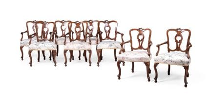 ENSEMBLE DE HUIT FAUTEUILS EN NOYER ET TAPISSÉS – 
