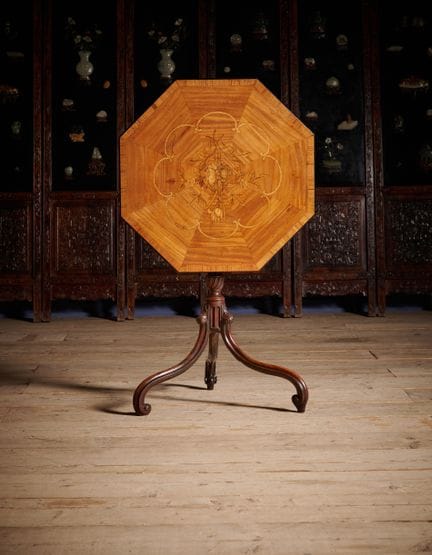 TABLE OCTAGONALE À TROIS PIEDS DE L'ÉPOQUE DE GEOR