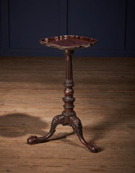 UN MAGNIFIQUE CHANDELIER EN ACAJOU SCULPTÉ DE L'ÉP
