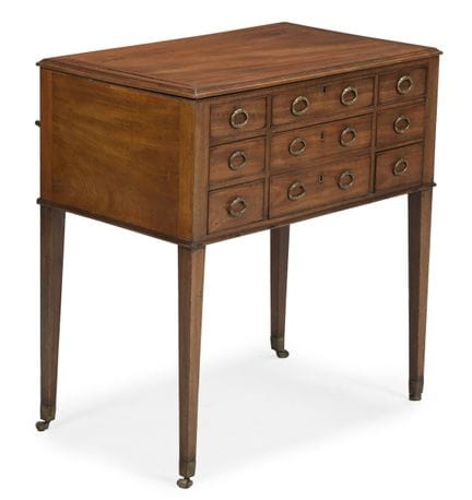 Y UNE TABLE DE TOILETTE EN ACAJOU DE L'ÉPOQUE DE G