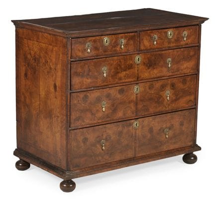 COMMODE EN NOYER AVEC BANDE DE PLUMES DE L'ÉPOQUE 