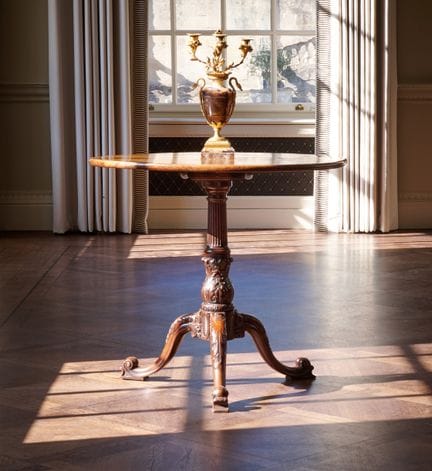 UNE MAGNIFIQUE TABLE À TROIS PIEDS EN ACJAN SCULPT