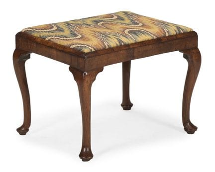UN TABOURET EN NOYER DE L'ÉPOQUE DE GEORGE I, VERS