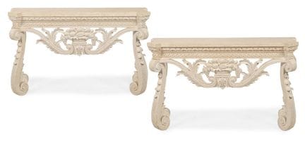 PAIRE DE CONSOLES EN BOIS SCULPTÉ ET PEINTES AU GE