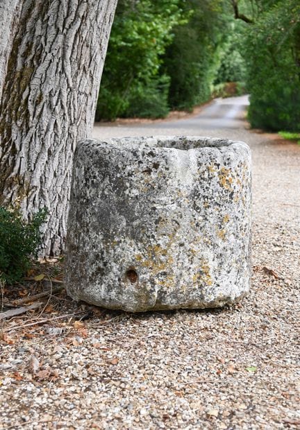 UNA GRANDE VASCA CIRCOLARE IN PIETRA DELL'EPOCA DI
