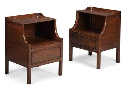 UNE PAIRE ASSORTIE DE COMMODES DE CHEVET EN ACAJOU