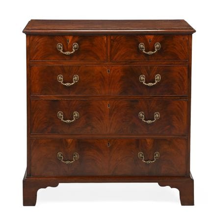 COMMODE EN ACAJOU AVEC BANDES CROISÉES DE L'ÉPOQUE