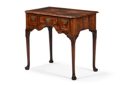 TABLE D'APPOINT OU COMMODE BAS DE STYLE GEORGE II 
