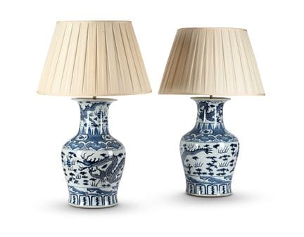 UN GRANDE COPPIA DI LAMPADE DA TAVOLO CINESI BLU E