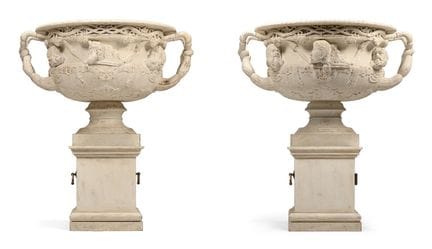 UNE PAIRE MONUMENTALE DE MAQUETTES EN BOIS SCULPTÉ
