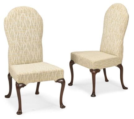 UNE PAIRE DE CHAISES DE STYLE REINE ANNE EN NOYER,