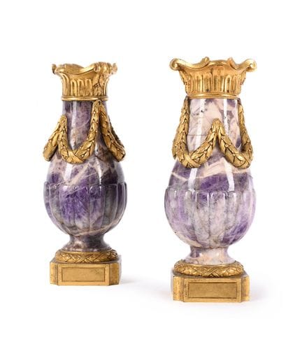 PAIRE DE VASES EN AMÉTHYSTE AVEC MONTURES EN ORMOL